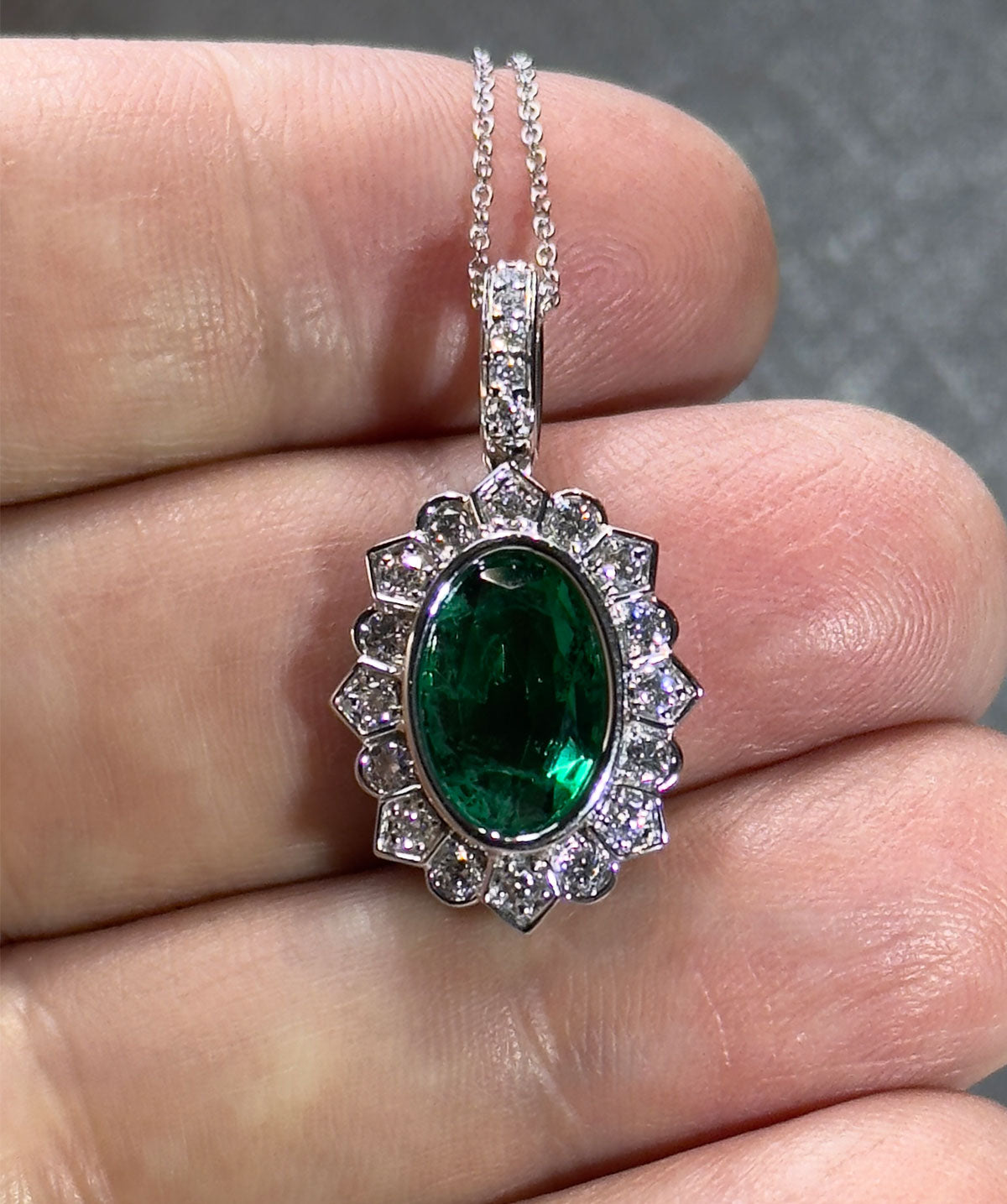 Emerald Pendant 14k white gold - oval emerald 3.54 carats - 21 round diamonds