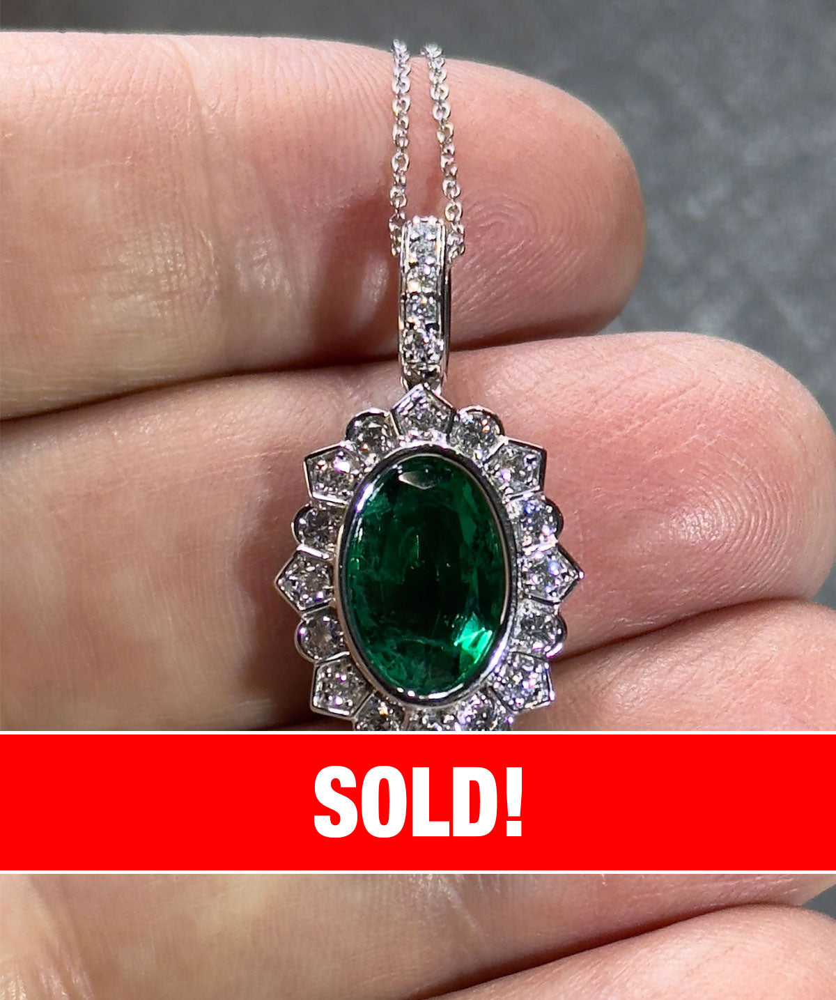 Emerald Pendant 14k white gold - oval emerald 3.54 carats - 21 round diamonds