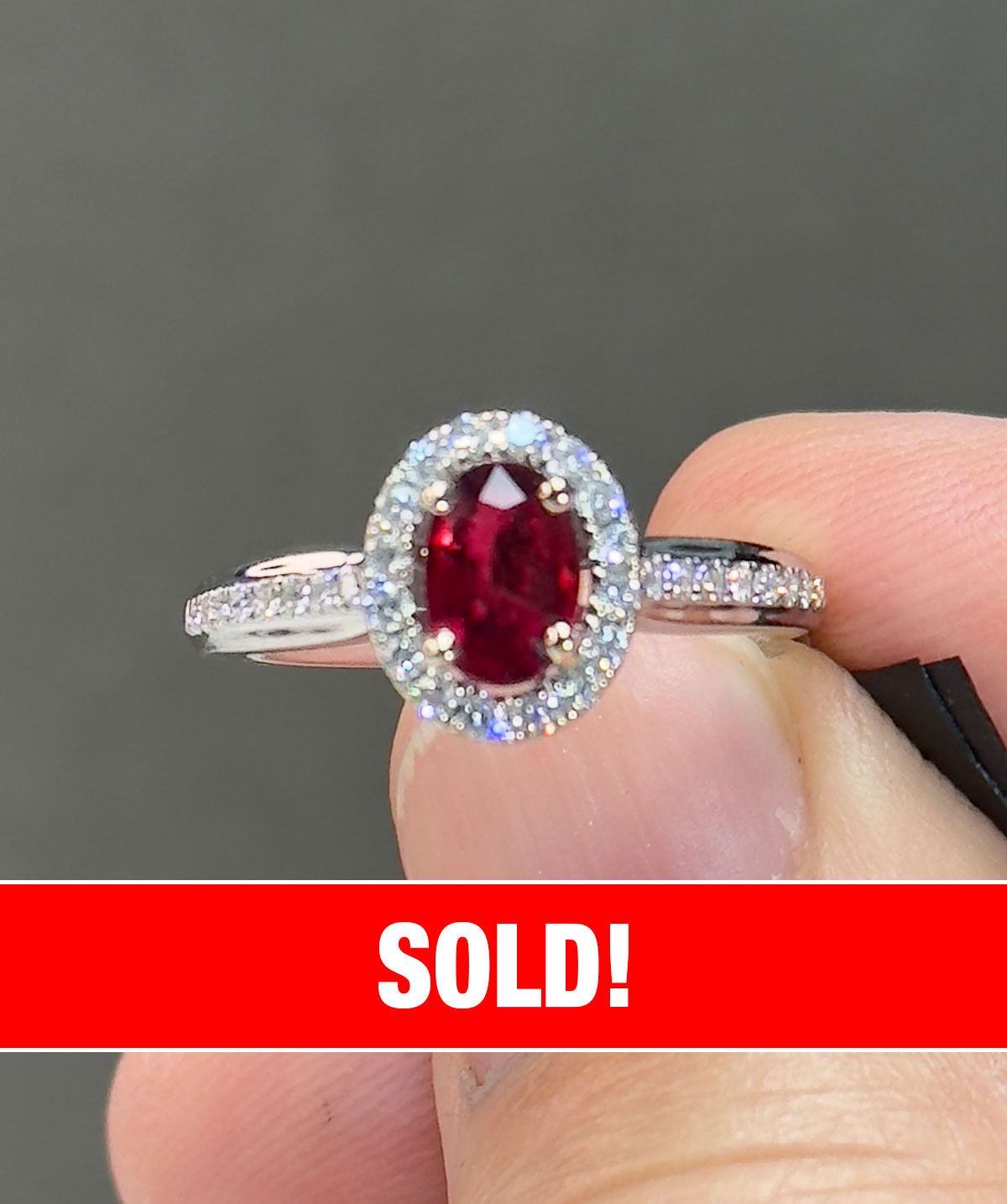 Ruby Ring 18k White Gold - Ruby 0.73 carats - 32 diamonds